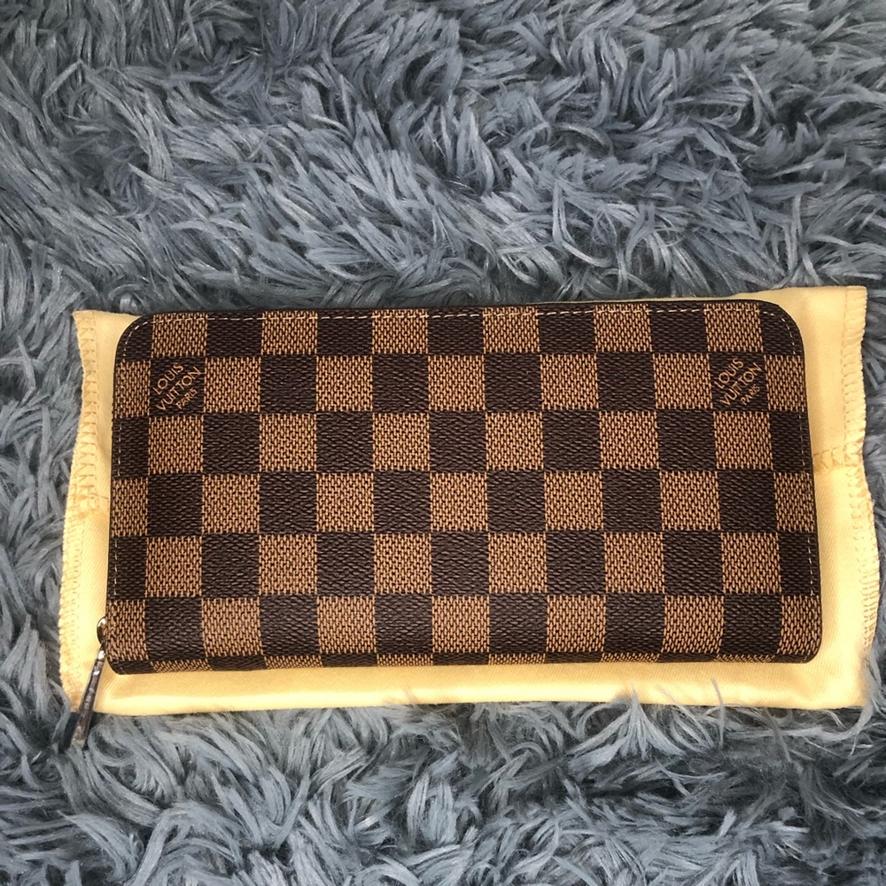 Checkered zippy wallet